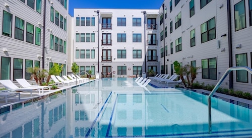 Landing Amazing 1bd, Pool, Gym