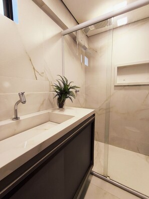 Shower, towels - Luxor Tambaú (João Pessoa)