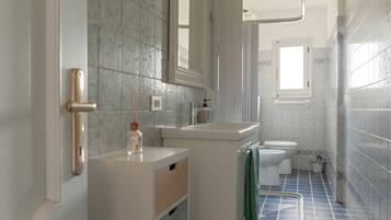 Dusch, hårtork och handdukar