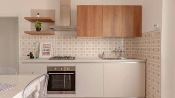 Jääkaappi, uuni, liesi, astianpesukone