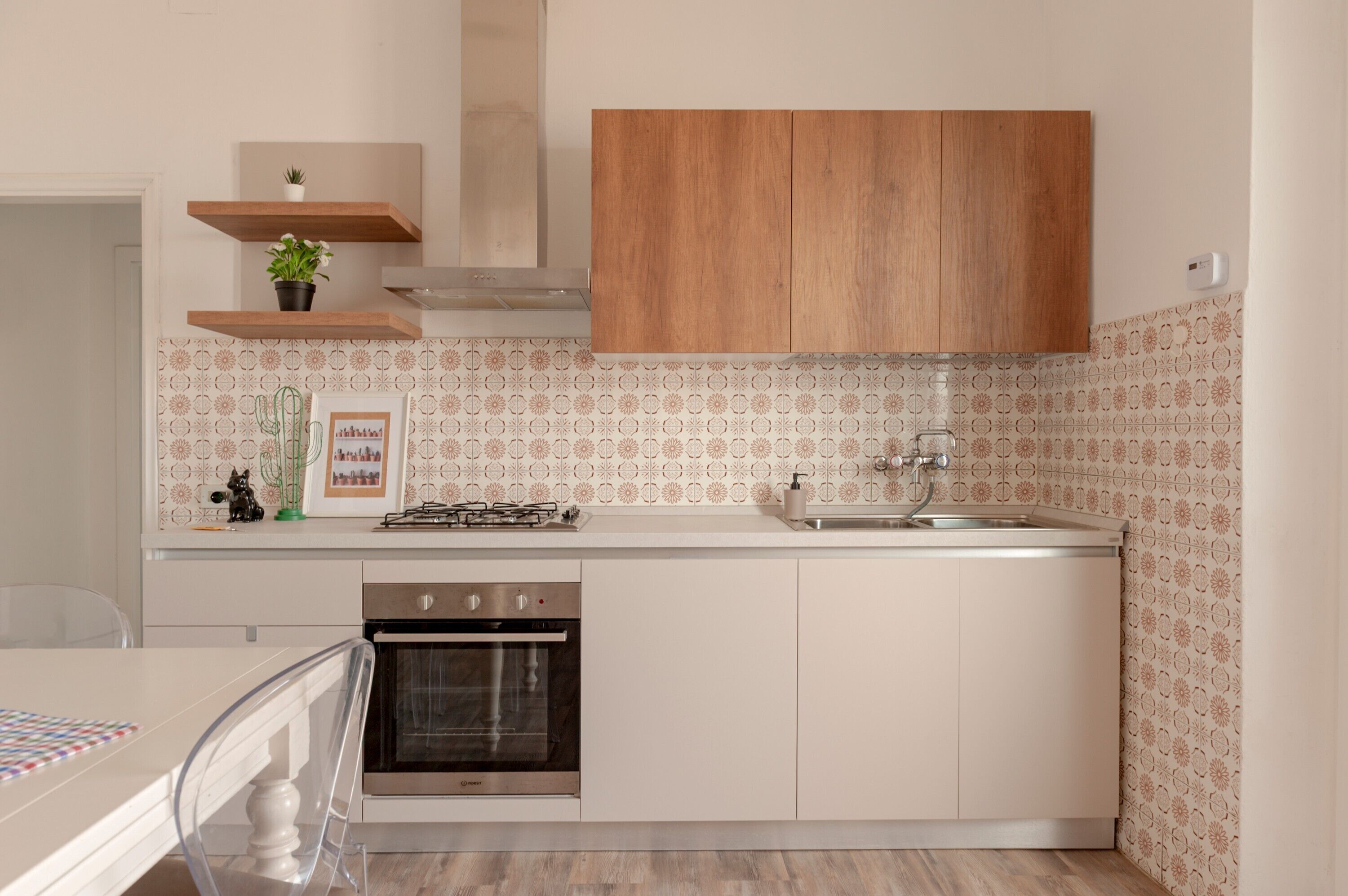 Een koelkast, een oven, een kookplaat, een vaatwasser