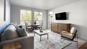 Huoneisto (1 Bedroom) | Oleskelualue | 50–tuumainen äly-TV, jossa digitaalikanavat