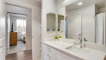 Apartamento (2 Bedrooms) | Baño | Artículos de higiene personal gratuitos, secador de pelo y toallas