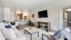アパートメント (2 Bedrooms) | リビング エリア | 50 インチのスマートテレビ (デジタル放送視聴可)