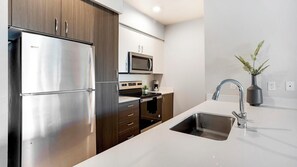 Apartment (2 Bedrooms) | Private kitchen | Fridge, microwave, oven, stovetop - Landing Apartments near North Lakewood (Marysville)