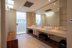 Shower, hair dryer, towels, shampoo - Villa Marazul | 5BR | Beach & Golf Access (Cancún)