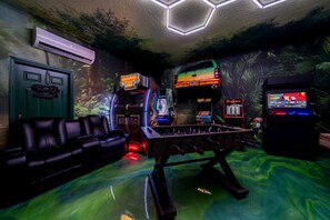 Games room - Jurassic Park Arcade, 7 Themed Bedrooms, Pool/Spa, and Billiards (Kissimmee)