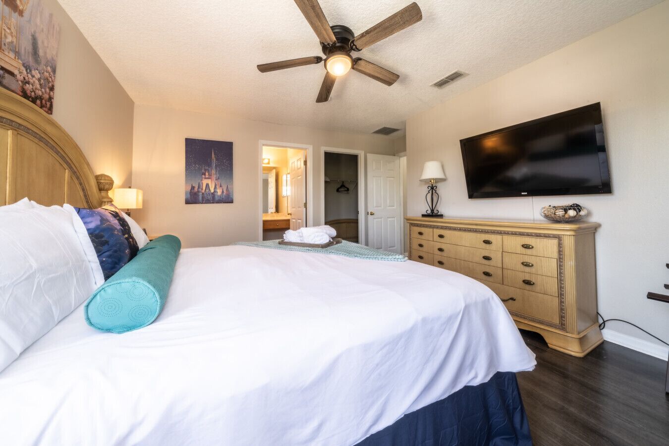 7 bedrooms, desk, iron/ironing board, travel cot