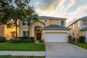 Exterior - Jurassic Park Arcade, 7 Themed Bedrooms, Pool/Spa, and Billiards (Kissimmee)