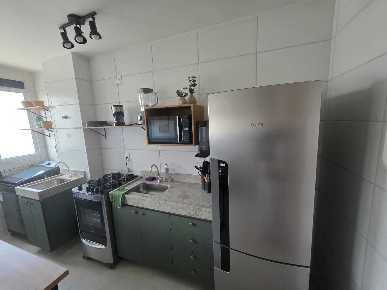 Geladeira, micro-ondas, fogão, cooktop