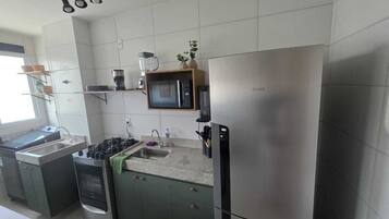 Geladeira, micro-ondas, fogão, cooktop