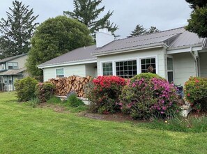 Property grounds - Charming Mill Beach Cottage by the Sea (Brookings)