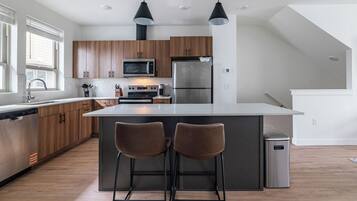 Réfrigérateur, micro-ondes, four, plaque de cuisson