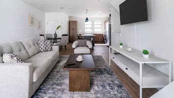 Leilighet (2 Bedrooms) | Oppholdsområde | En 50-tommers smart-TV med digitale kanaler