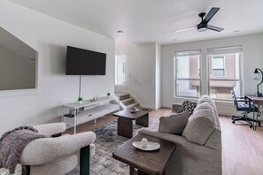 50–tuumainen äly-TV, jossa digitaalikanavat