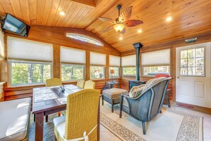 Interior - Hit the Slopes & Explore! Arrowhead Lake Retreat. (pocono lake)