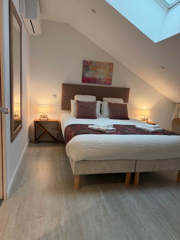 2 bedrooms, iron/ironing board, WiFi, bed sheets