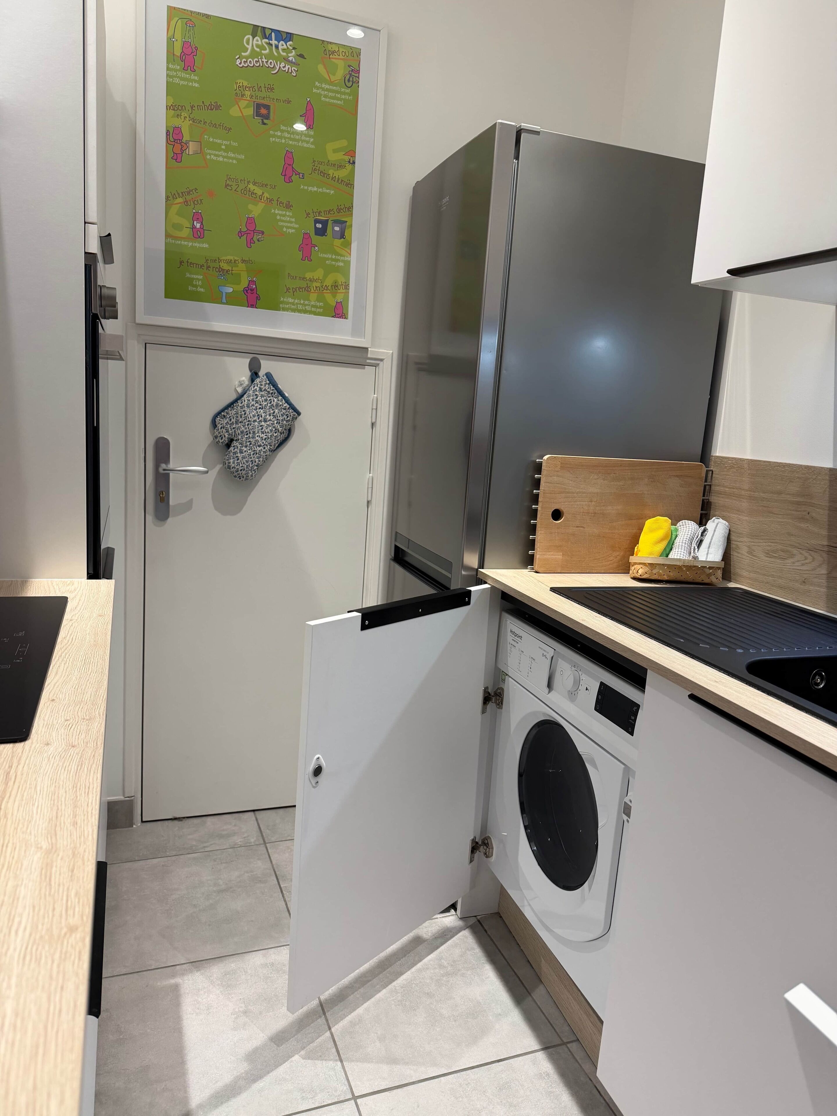 Réfrigérateur, micro-ondes, four, plaque de cuisson