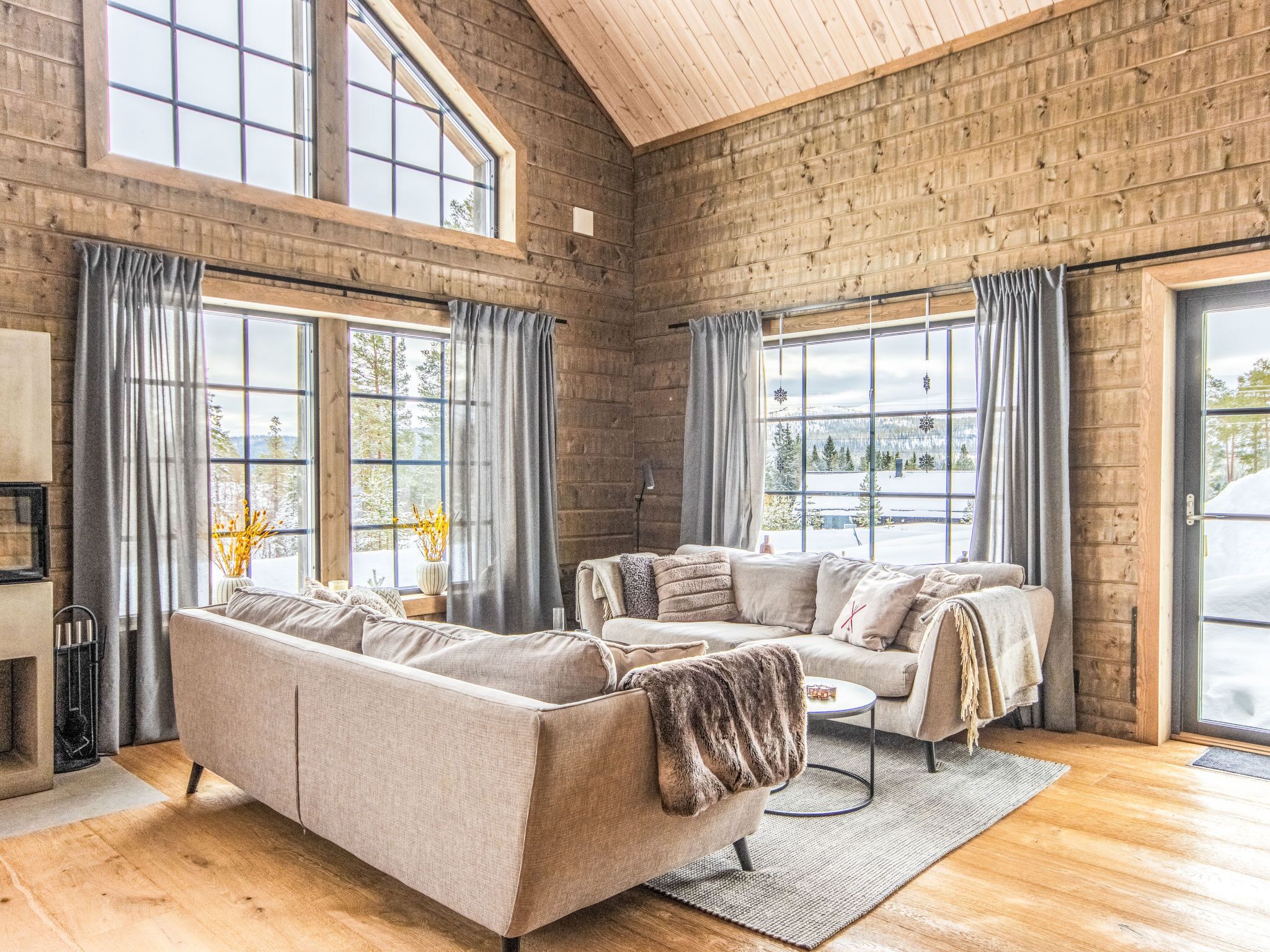 Een televisie en een open haard