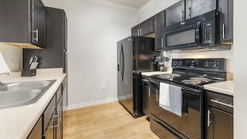 Apartment (1 Bedroom) | Private kitchen | Fridge, microwave, oven, stovetop
