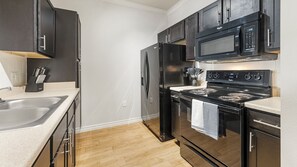 Căn hộ (1 Bedroom) | Bếp riêng | Tủ lạnh, lò vi sóng, lò nướng, bếp nấu 