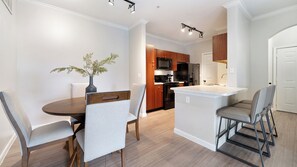 Apartamento (2 Bedrooms) | Sala de jantar