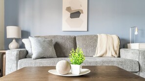 Căn hộ (1 Bedroom) | Khu phòng khách | Smart TV 50-inch có truyền hình kỹ thuật số 