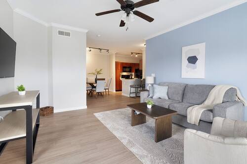 Appartement (2 Bedrooms) | Aire de séjour | Téléviseur connecté de 50 po avec télévision numérique