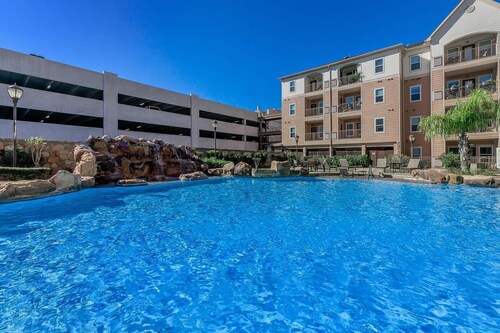 Landing Beautiful 1bd, Clubhouse