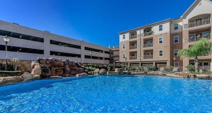 Landing Beautiful 1bd, Clubhouse