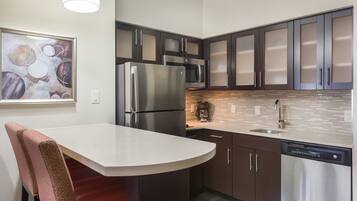 Fridge, microwave, stovetop, dishwasher