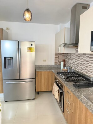 Suite Confort | Cocina privada | Microondas, horno y utensilios de cocina 