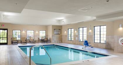 Free Breakfast & Pool Access. King Studio Near Ohio State University!