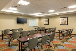 Meeting facility - Free Breakfast & Pool Access. King Studio Near Ohio State University! (Columbus)