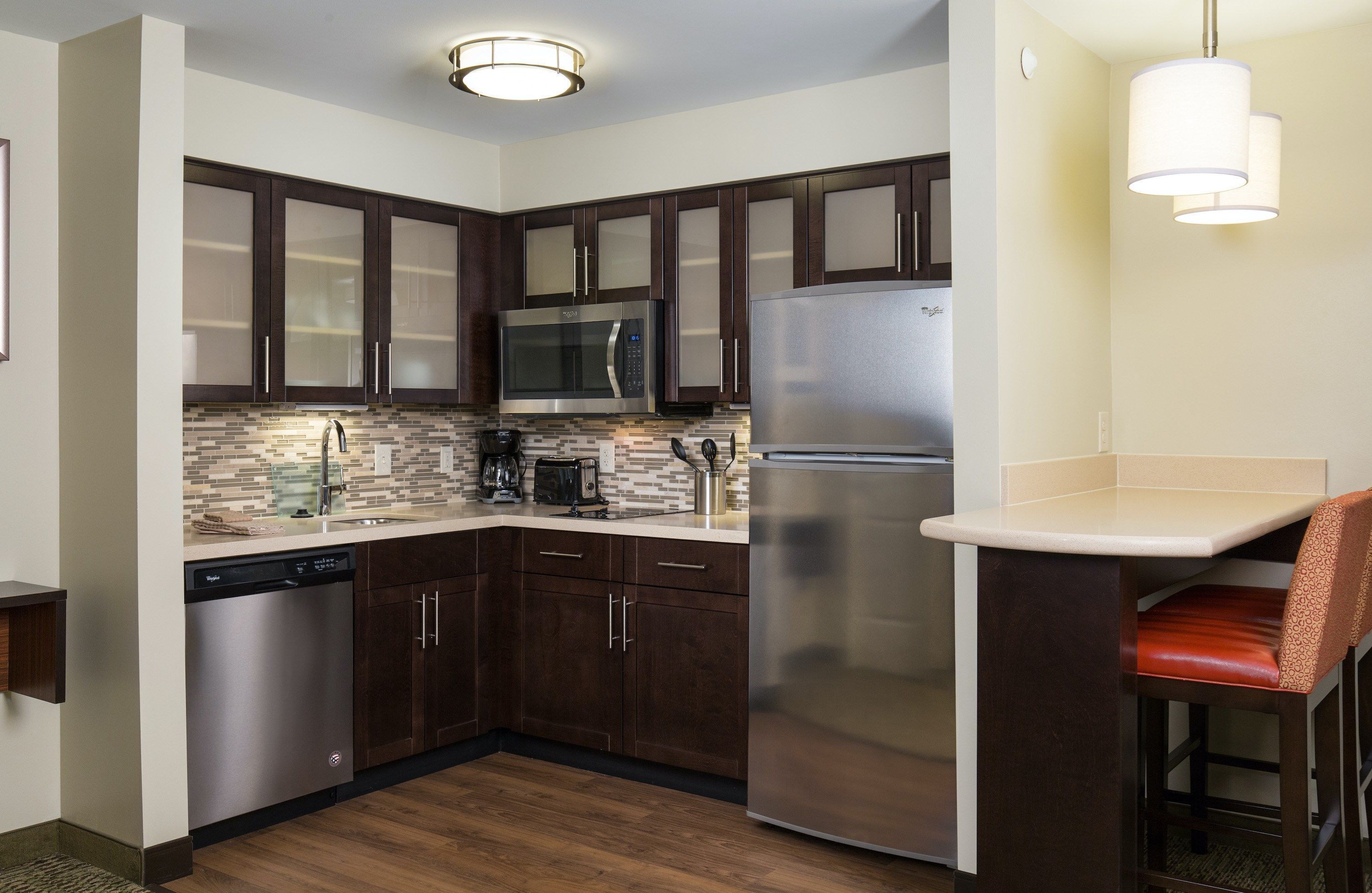 Kjøleskap, mikrobølgeovn, kokeplater og oppvaskmaskin