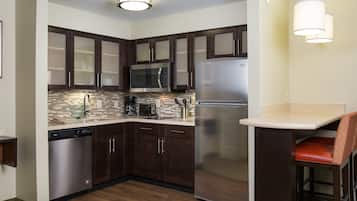 Kjøleskap, mikrobølgeovn, kokeplater og oppvaskmaskin