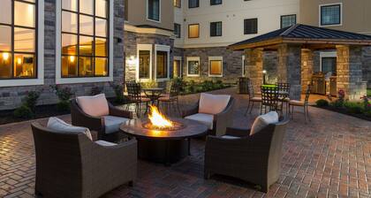 Free Breakfast & Pool Access. King Studio Near Ohio State University!