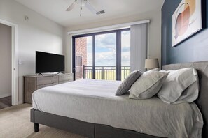 Apartment (1 Bedroom) | 1 bedroom, individually decorated, individually furnished, desk - Landing Apartments at Mayfair Collection (Milwaukee)