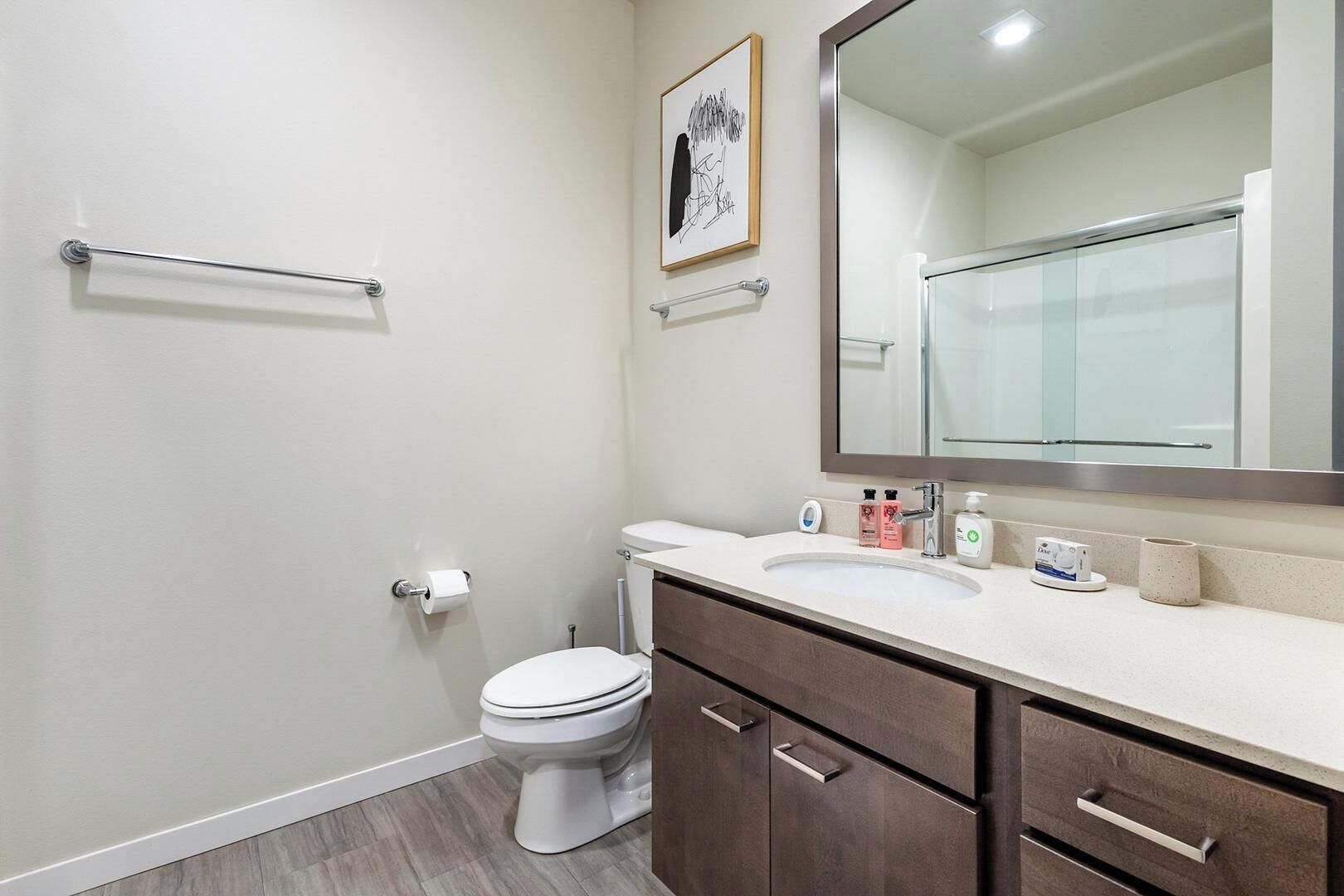 Een moderne badkamer met toilet, wastafel en opbergmeubel.