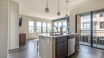 Apartment (2 Bedrooms) | Private kitchen | Fridge, microwave, oven, stovetop