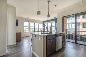 Apartment (2 Bedrooms) | Private kitchen | Fridge, microwave, oven, stovetop - Landing Apartments at Mayfair Collection (Milwaukee)