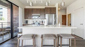 Apartemen (2 Bedrooms) | Dapur pribadi | Lemari es dan mesin pembuat kopi/teh