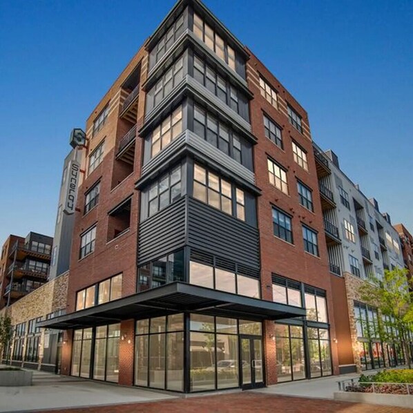 Een meerlaags gebouw met een modern architectuurontwerp, met grote ramen en een overdekte entree.
