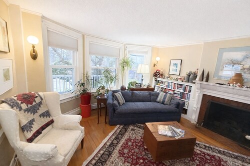 New Hampshire Room: luxurious king size bed & private bath in historic B&B