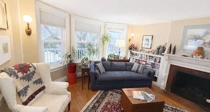 New Hampshire Room: luxurious king size bed & private bath in historic B&B