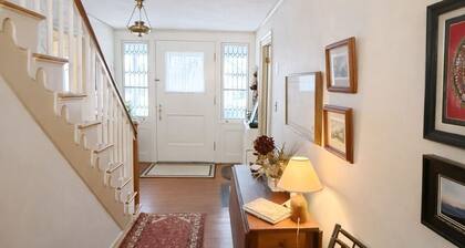 New Hampshire Room: luxurious king size bed & private bath in historic B&B