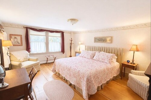 New Hampshire Room: luxurious king size bed & private bath in historic B&B