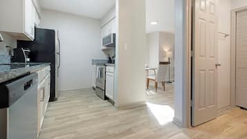 Apartamento luxo (2 Bedrooms) | Cozinha privada | Geladeira, micro-ondas, fogão, cooktop