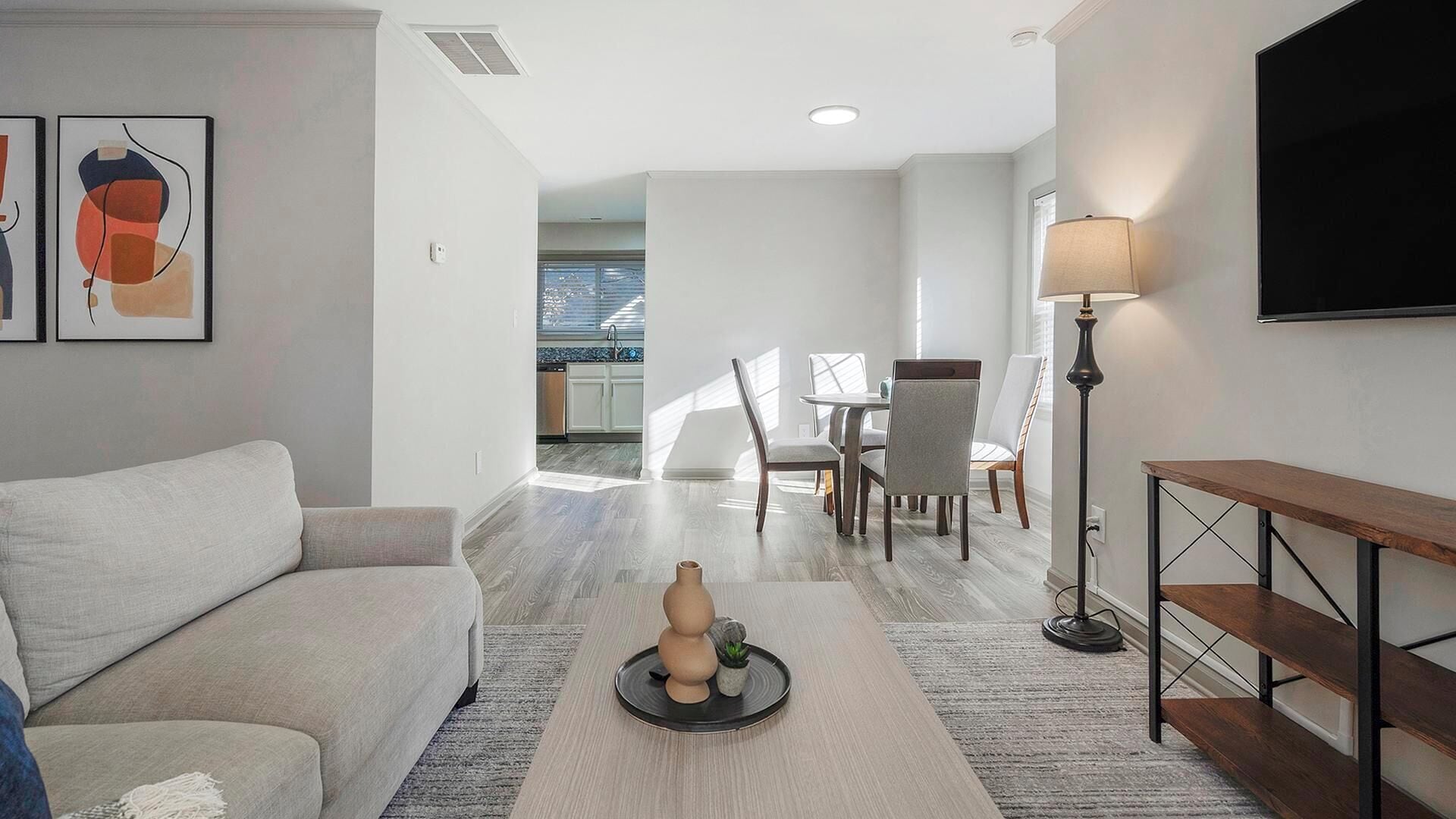 华丽公寓 (2 Bedrooms) | 起居区 | 50-英寸智能电视（配备数码频道）