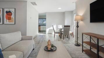 Apartamento luxo (2 Bedrooms) | Área de estar | Smart TV 50 polegadas com canais digitais